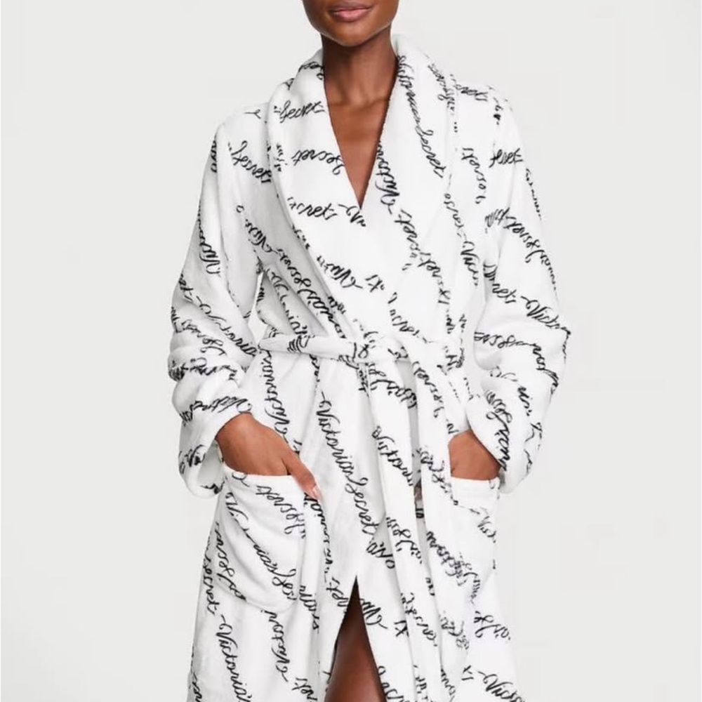 Victoria's Secret White Script Print Robe